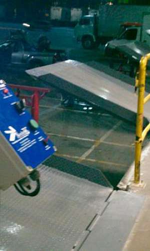 Plataforma niveladora para docas Plataforma niveladora para docas